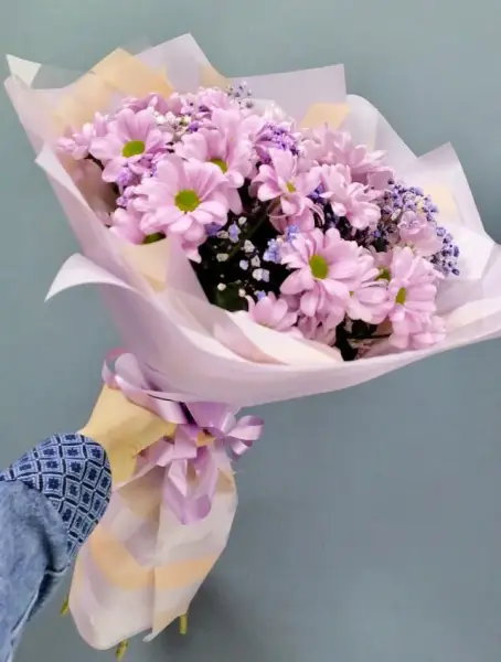 Букет из сиреневых хризантем и статицы Волшебный танец