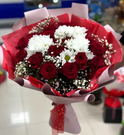 Букет из красных роз и хризантем Красно-Белое