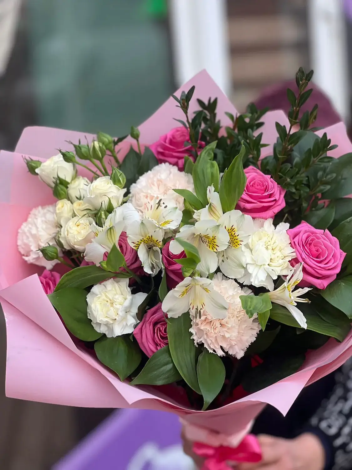 Букет из розовых роз, альстромерий и гвоздик Собрано с любовью