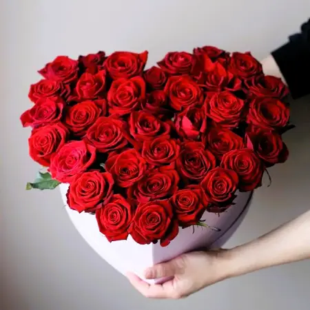 Букет из красных роз в коробке Для любимого сердца