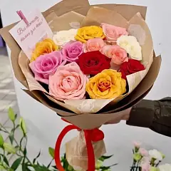 Букет из разноцветных роз