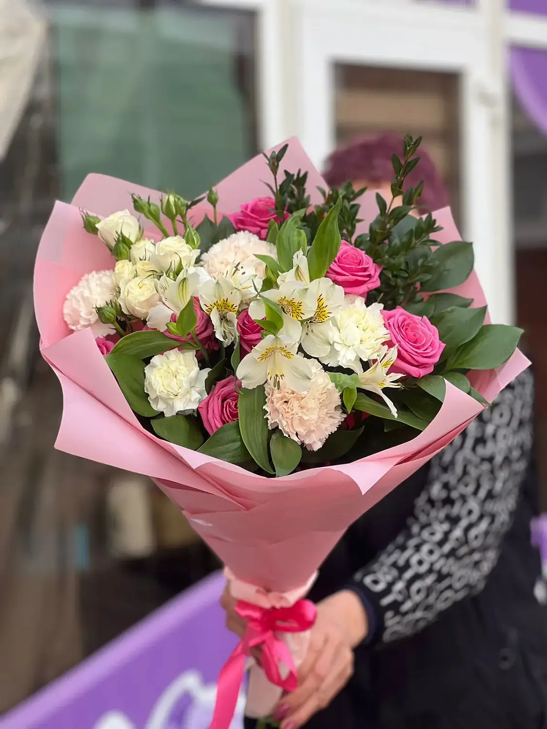 Букет из розовых роз, альстромерий и гвоздик Собрано с любовью