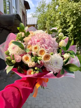 Букет из розовой гортензии кустовой и пионовидных роз Вау что это?
