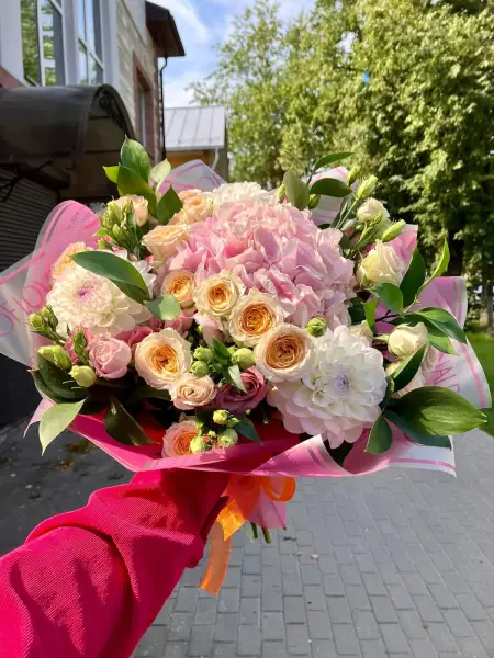 Букет из розовой гортензии кустовой и пионовидных роз Вау что это?
