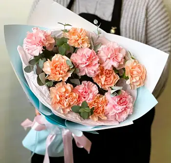 Букет из гвоздик с эвкалиптом Гвоздичное мороженое