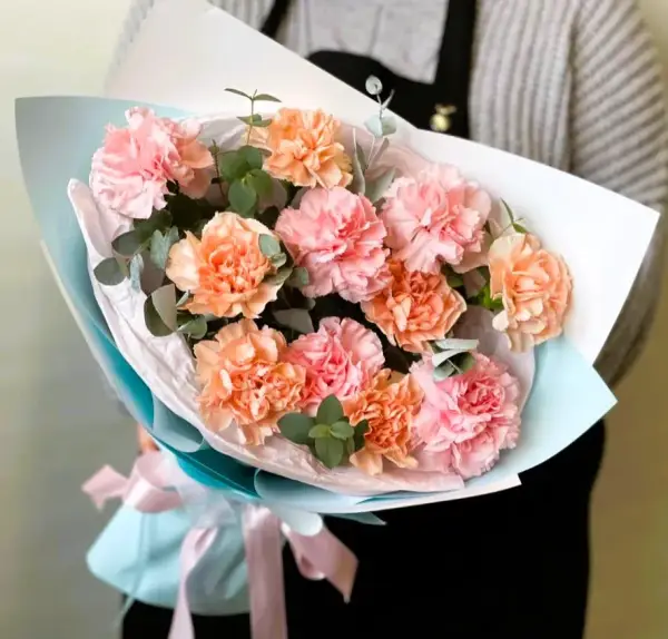 Букет из гвоздик с эвкалиптом Гвоздичное мороженое