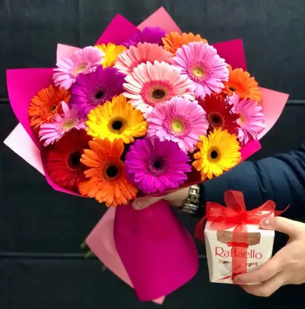 Подарочный набор с герберами и конфетами Рафаэлло