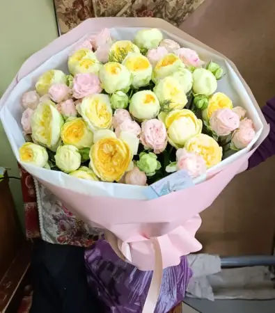 Букет из желтых и розовых пионовидных роз Яблочный десерт