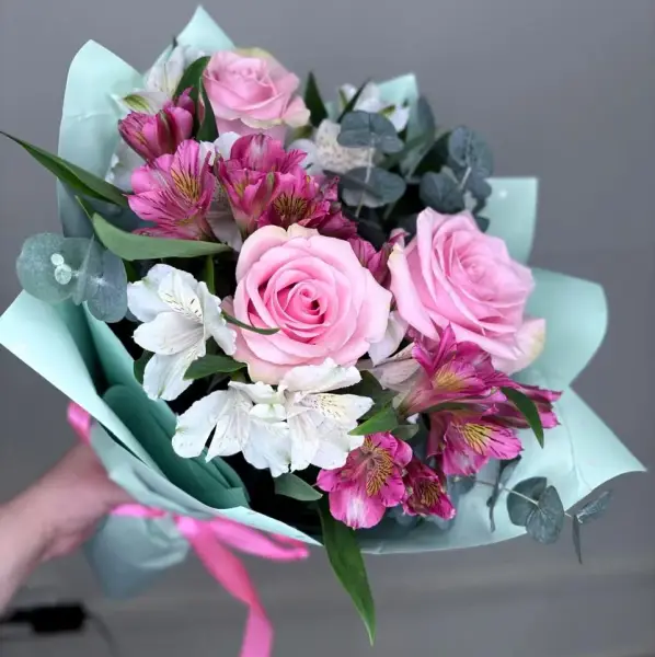 Букет из розовых роз и альстромерий Щедрый дар