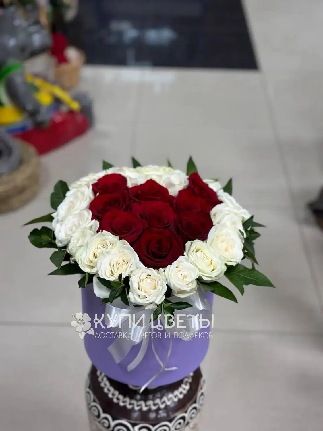 Букет в шляпной коробке из красных и белых роз Сердце