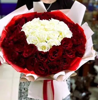 Букет из красных и белых роз Радость встречи