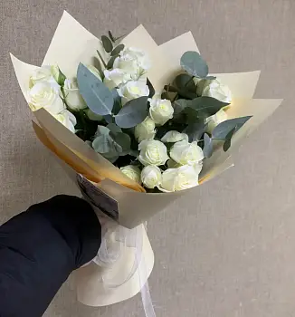 Букет из кустовых роз и эвкалипта Внезапный сюрприз