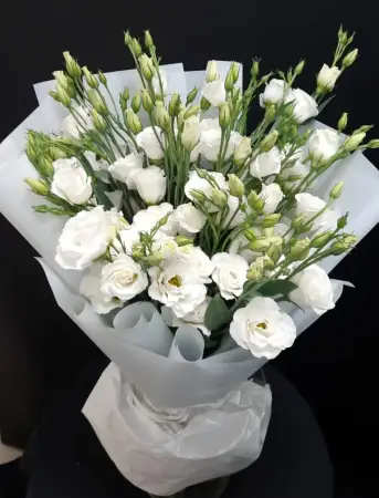 Букет их белых эустом Утренний туман