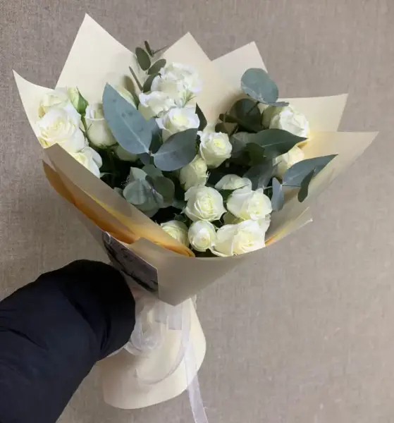 Букет из кустовых роз и эвкалипта Внезапный сюрприз