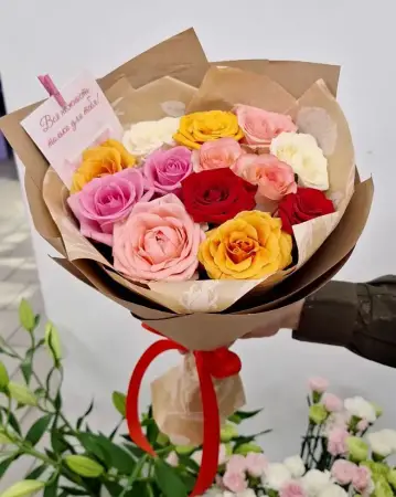  Букет из разноцветных роз 