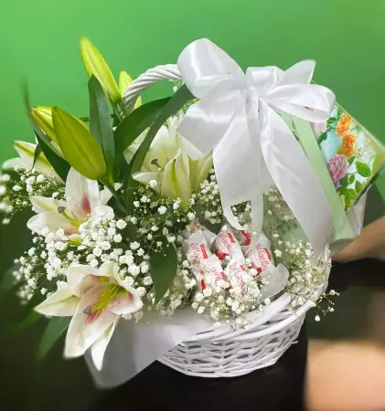 Корзина с белыми лилиями и конфетами Лилии на озере
