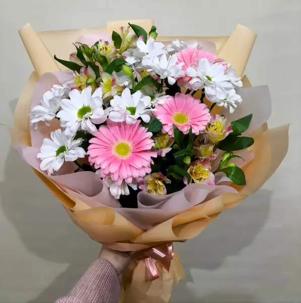 Букет из хризантем, альстромерий и розовых гербер Полевой этюд