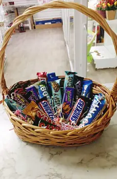 Подарочная корзина с шоколадными батончиками Сладкая корзина № 3