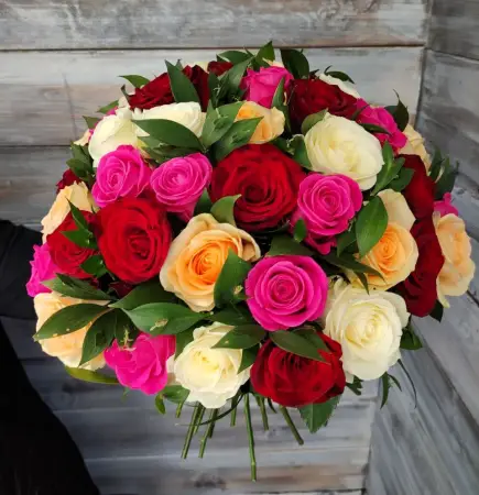 Букет из 31 разноцветной розы-микс