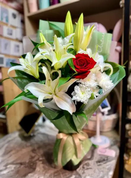 Букет из белых лилий и розы Изумруд