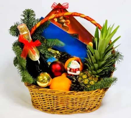 Подарочная корзина с апельсинами, шампанским и ананасом Елочные грёзы