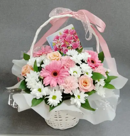 Корзинас герберами и хризантемами Сад радости