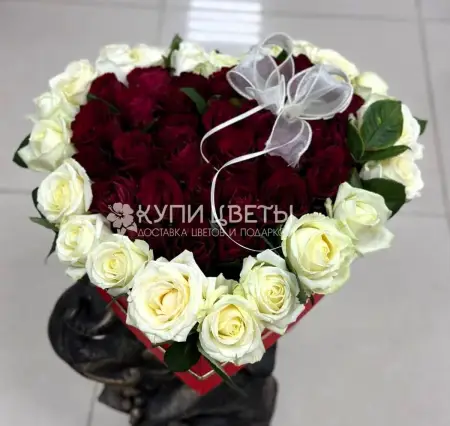 Коробка-сердце из красно-белых роз Пламенное сердце