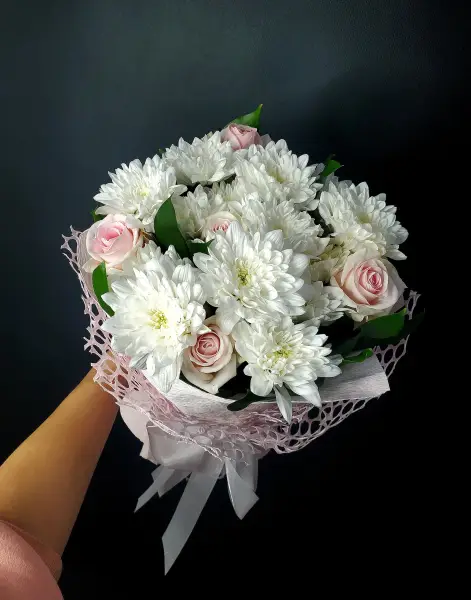 Букет из белых хризантем и роз Элегантное волшебство
