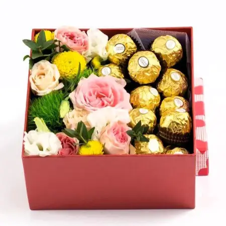 Подарочный набор из роз, хризантем и конфет Радуга вкусов