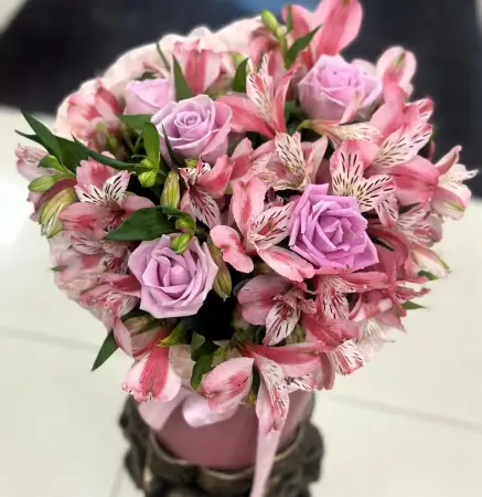 Букет из роз и альстромерий в коробке  Цветочное Волшебство