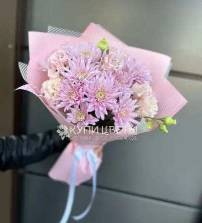 Букет из розовых хризантем и гвоздик Розовые отражения