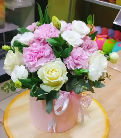 Композиция из роз, гвоздик и эустомы в коробке Нежность