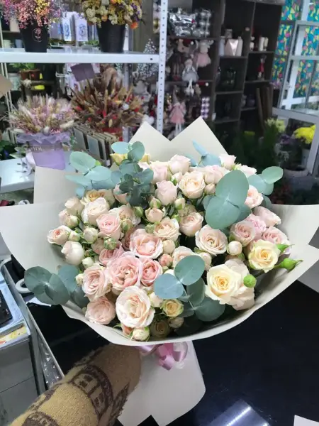 Букет из кустовых роз Клубничный день