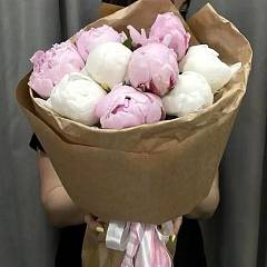 Букет из 9 белых и розовых пионов