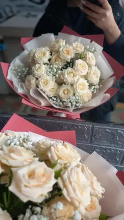 Букет из кустовых роз и гипсофилы Ангельские мысли