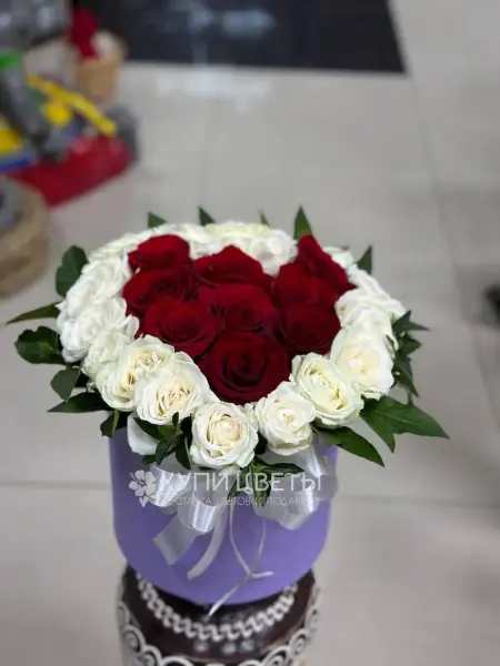 Букет в шляпной коробке из красных и белых роз Сердце