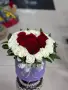 Букет в шляпной коробке из красных и белых роз Сердце