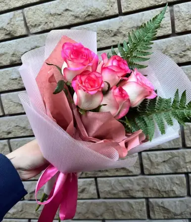 Букет из розовых роз и папоротника Внезапные комплименты