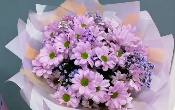 Букет из сиреневых хризантем и статицы Волшебный танец