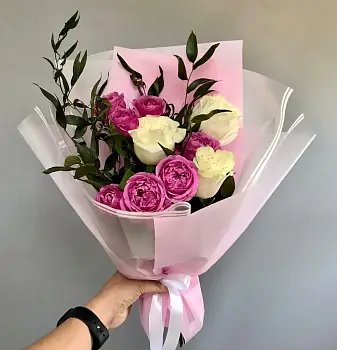 Букет из белых роз и пионовидных розовых роз Комплимент