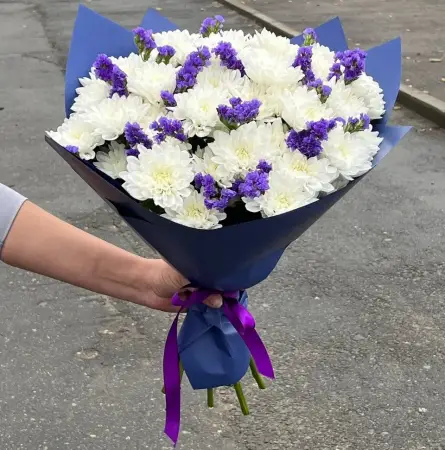 Букет из белых хризантем и статицы Синий иней