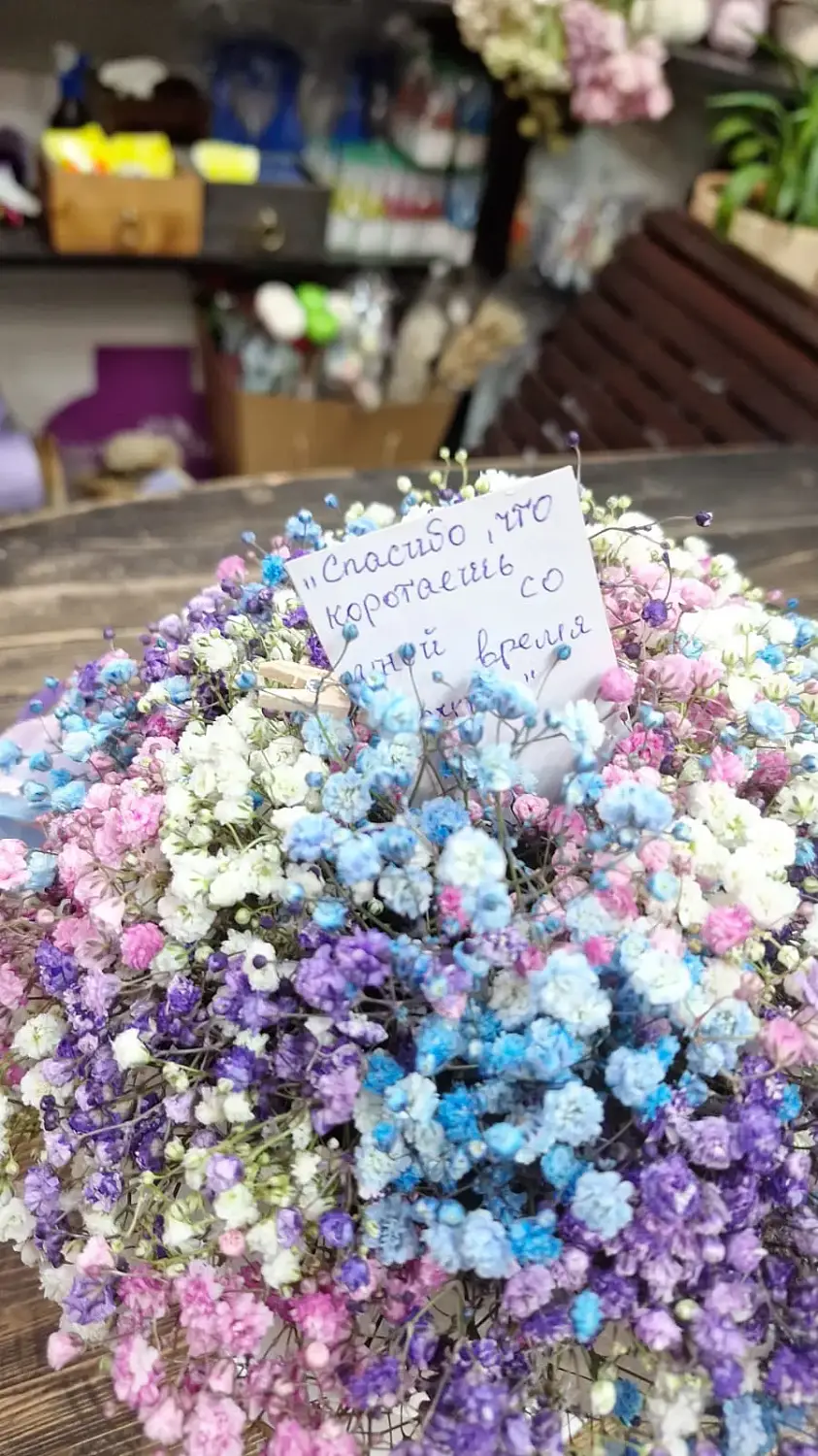 Букет из гипсофилы в шляпной коробке В Космосе