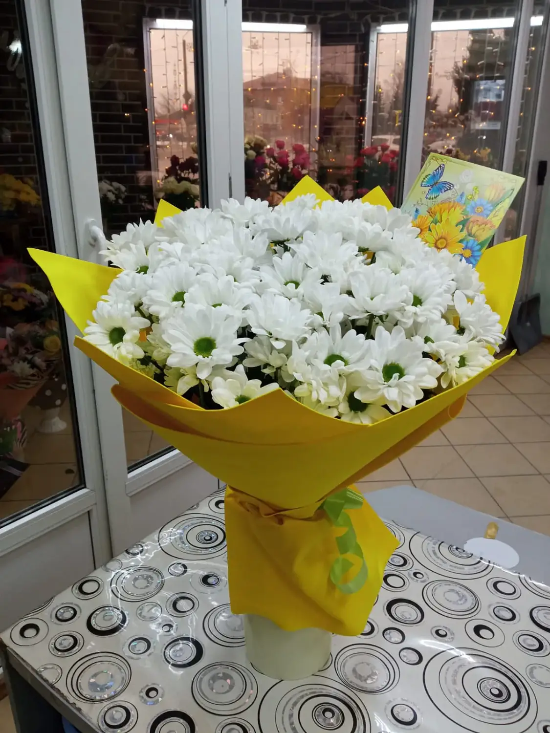 Букет из белых кустовых хризантем