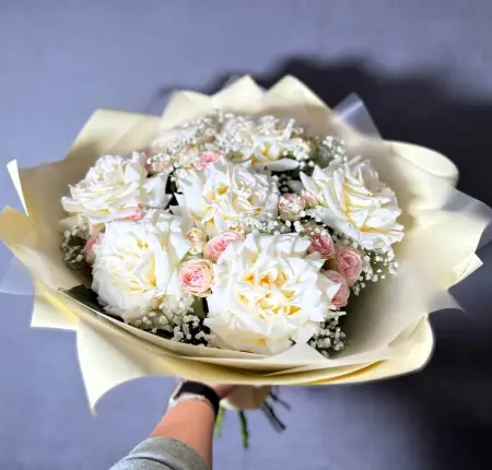 Букет из белых роз и гипсофилы Французский поцелуй