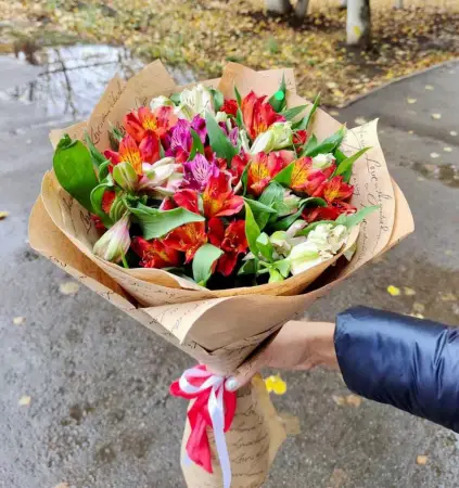 Букет из разноцветных альстромерий Солнечный всплеск