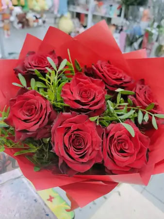 Букет из красных роз и зелени Романс