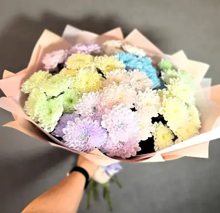 Букет из разноцветных хризантем Радуга в ладонях
