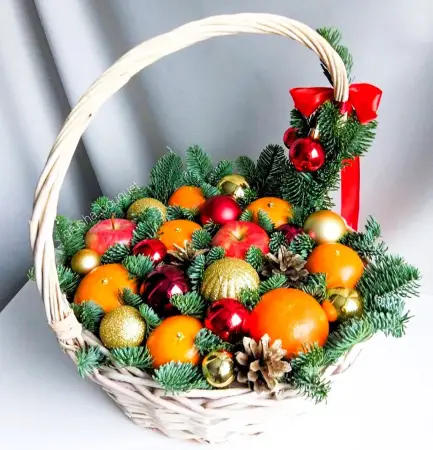 Корзина из фруктов и хвои с новогодними шарами Фруктовая сказкам