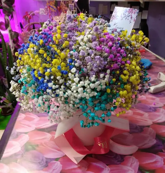 Шляпная коробка из разноцветной гипсофилы Волшебная шляпная коробка