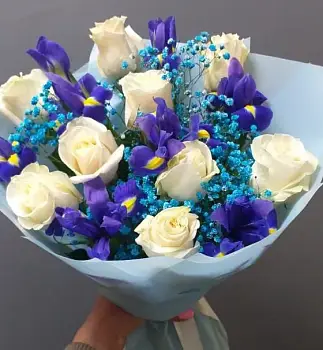 Букет из белых роз и ирисов Сердце океана